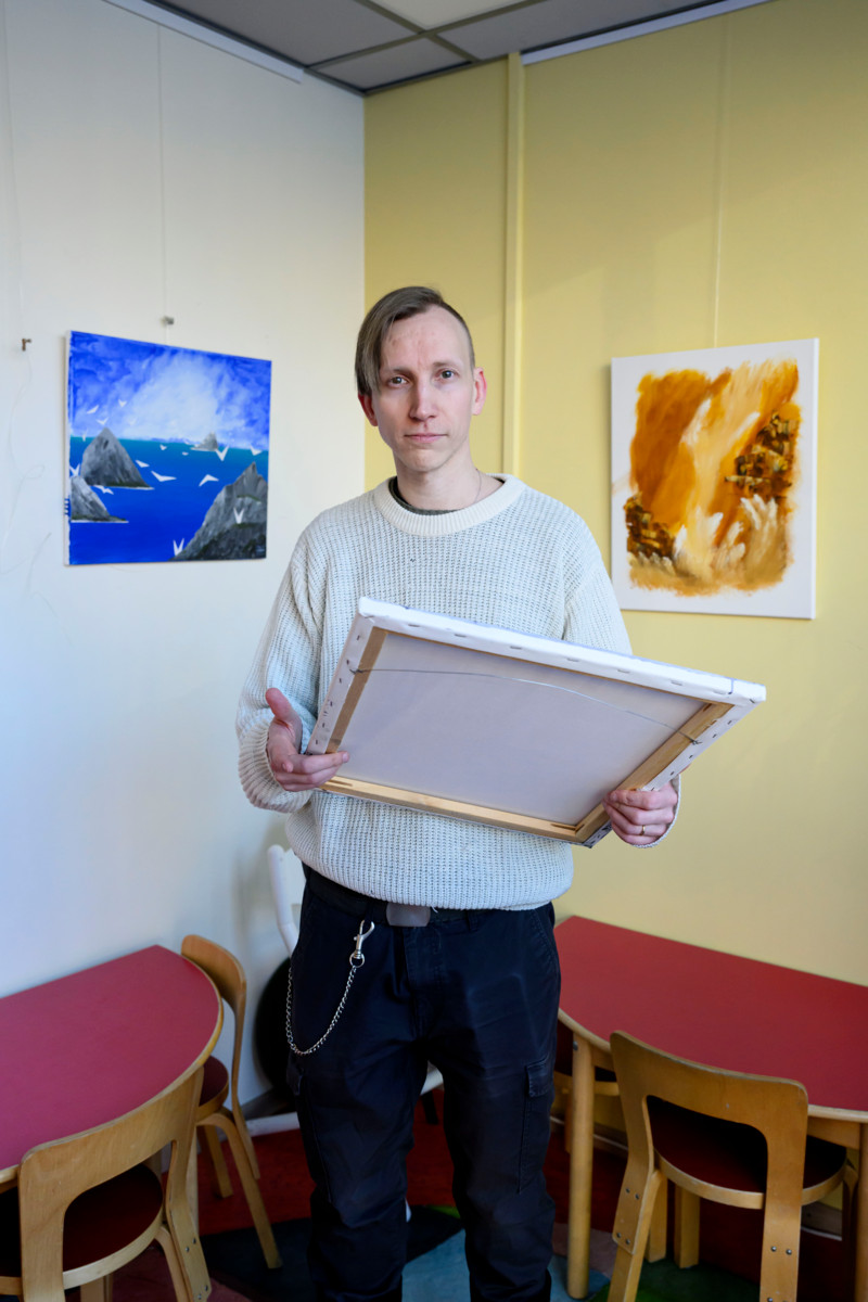 Miikka Toivolan ensimmäinen taidenäyttely Café Pähkinässä on avoinna maaliskuun alkuun asti.