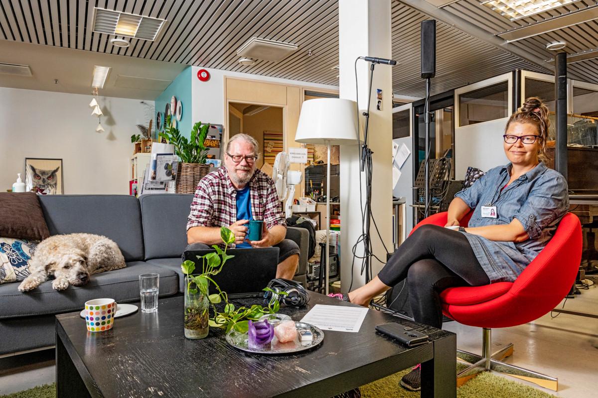 Tapio Kojo ja Heidi Tervonen ohjaavat Kulttuuripaja ELVIKSEN ryhmiä myös hybridimuodossa: hyvällä säällä ryhmät voivat kokoontua ulkona, ja halukkaat voivat osallistua etäyhteyden kautta.