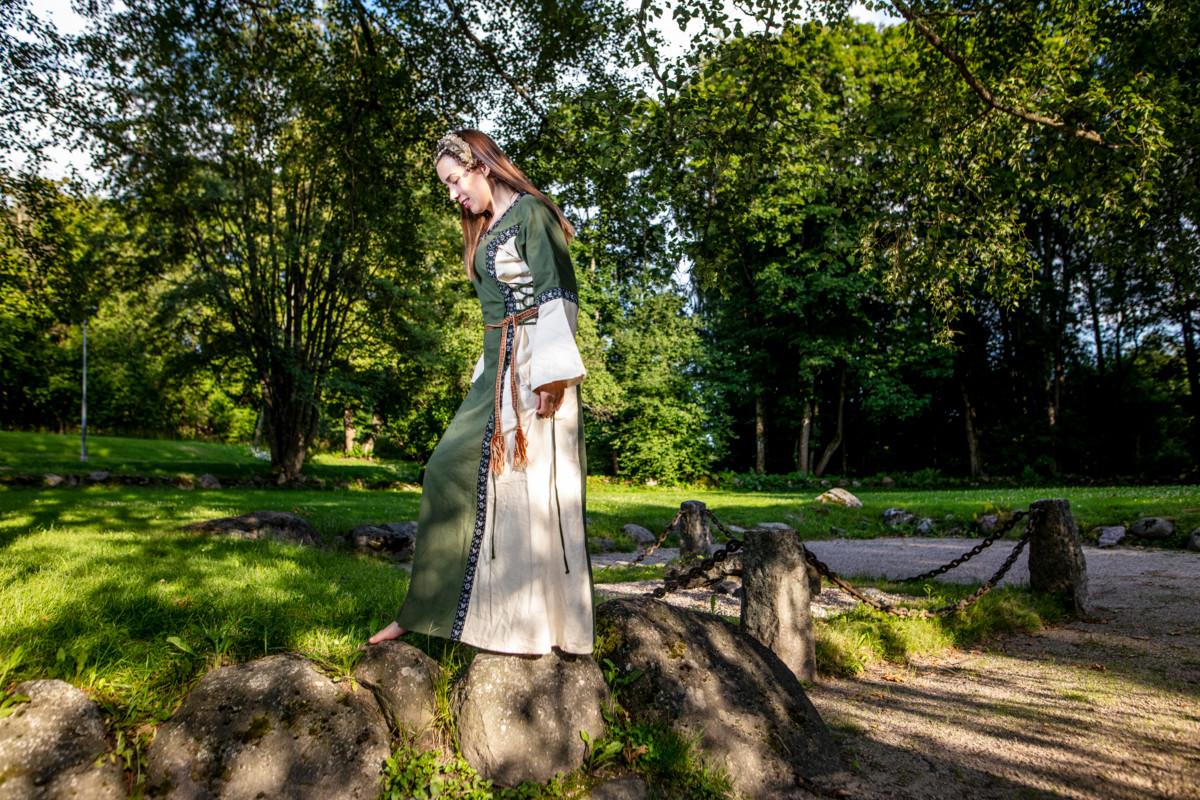 Säde Kultanen tarkastelee Vanhassakaupungissa Helsingin ensimmäisen kirkon raunioita.