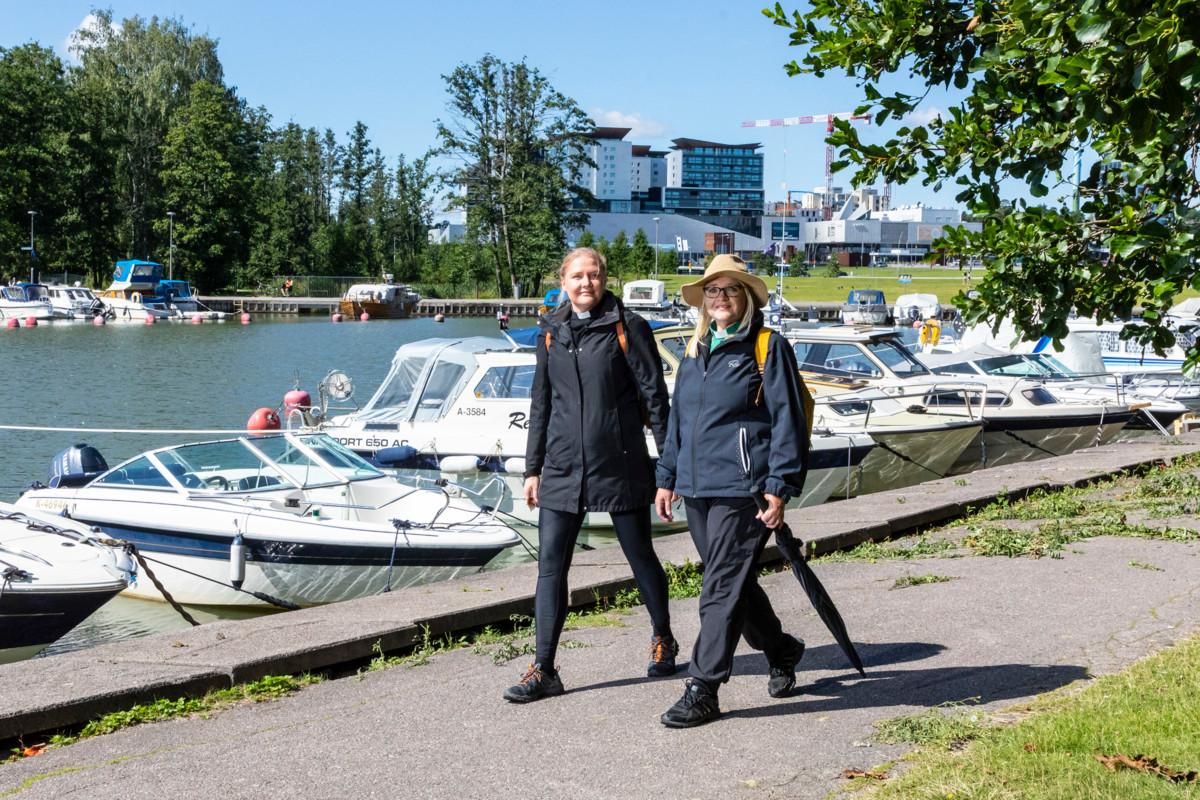 Viiden kilometrin pyhiinvaellus kulkee Tapiolasta Otaniemeen. Diakonissa Merita Hietanen (oikealla) ja pappi Heidi Zitting reitillä Espoon Otsolahdessa.