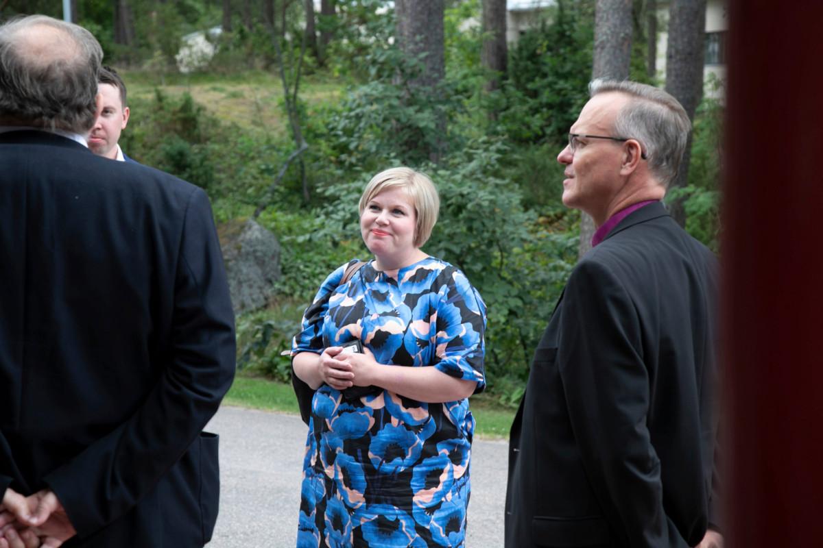 Tiede- ja kulttuuriministeri Annika Saarikko vieraili kirkolliskokouksessa keskiviikkona. Oikealla arkkipiispa Tapio Luoma.