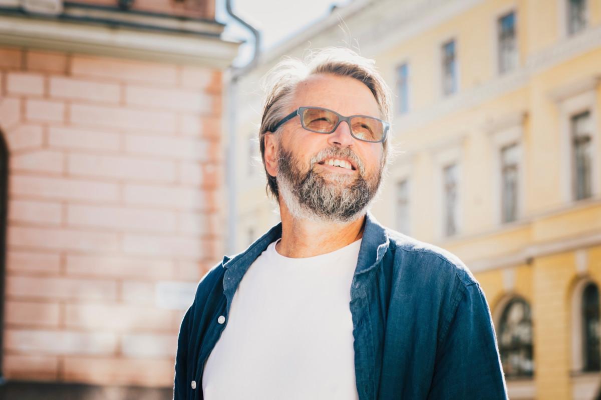 Atte Korhola huomauttaa, että Jeesus ei lähestynyt ihmisiä oppi edellä.
