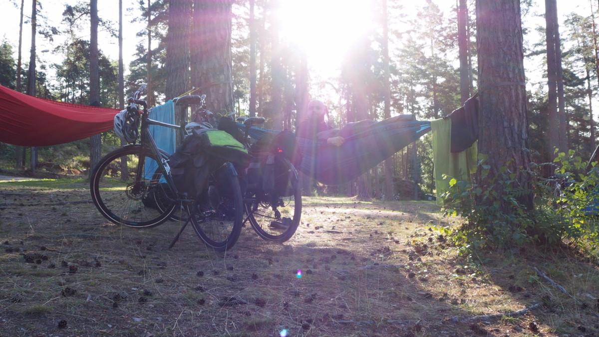 Pyörän selässä päivisin, riippumatossa öisin. Järjestely oli toimiva, kunnes sade yllätti viimeisenä yönä.