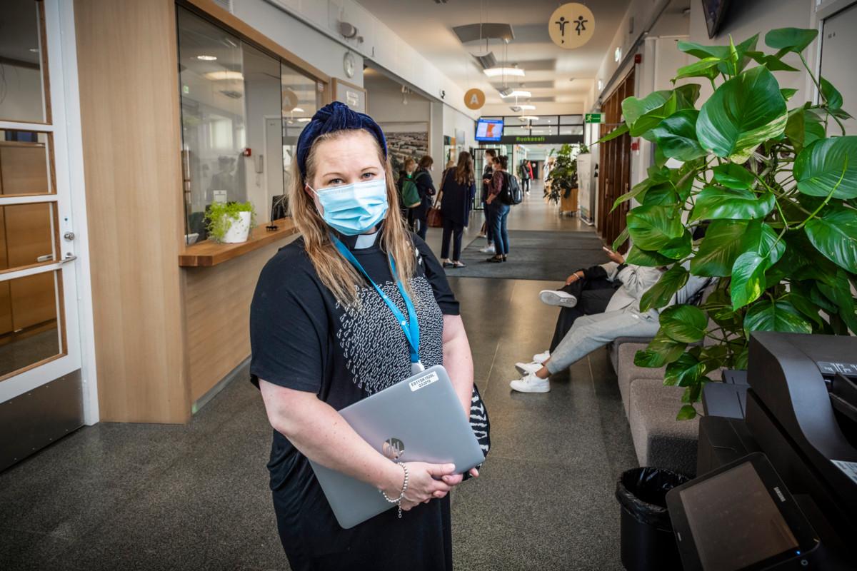 – Oppilaitospapin työ on mun juttu. Tarvittaessa voin toimia myös opiskelijoiden ja henkilökunnan perhepappina, kertoo Sanna Uusitalo Hattulantien kampuksella.