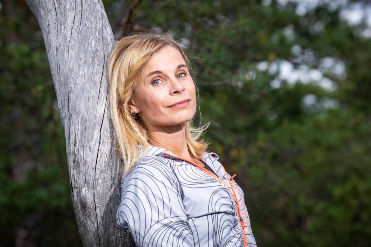– Minun onneni on ollut sisäsyntyinen valoisa elämänasenne. En palaa pettymyksiin, vaan katson aina eteenpäin, Mila Kajas-Virtanen sanoo.