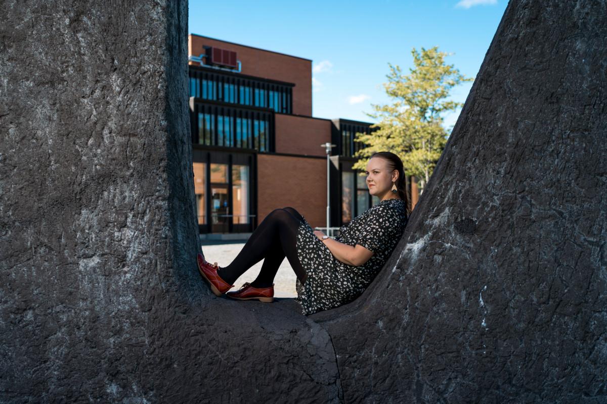 Kirkko on jakautunut kahteen poteroon sen suhteen, mitä ajatella samaa sukupuolta olevien parien vihkimisestä. Väitöskirjatutkija Laura Kallatsa totesi, että kummallakin puolella on hyviä argumentteja.