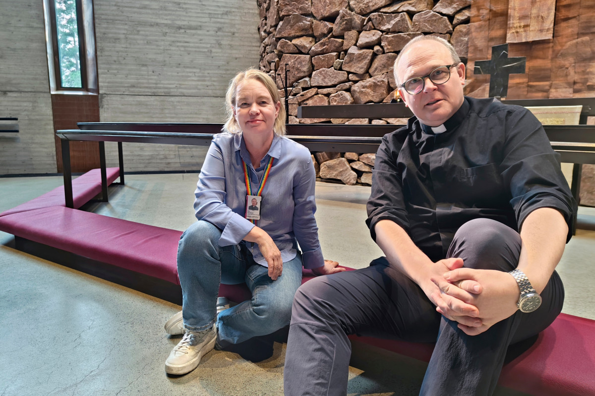 Mari Paulasaari ja Niko Huttunen toimivat kouluttajina surutukihenkilökoulutuksessa Espoonlahden kirkolla.
