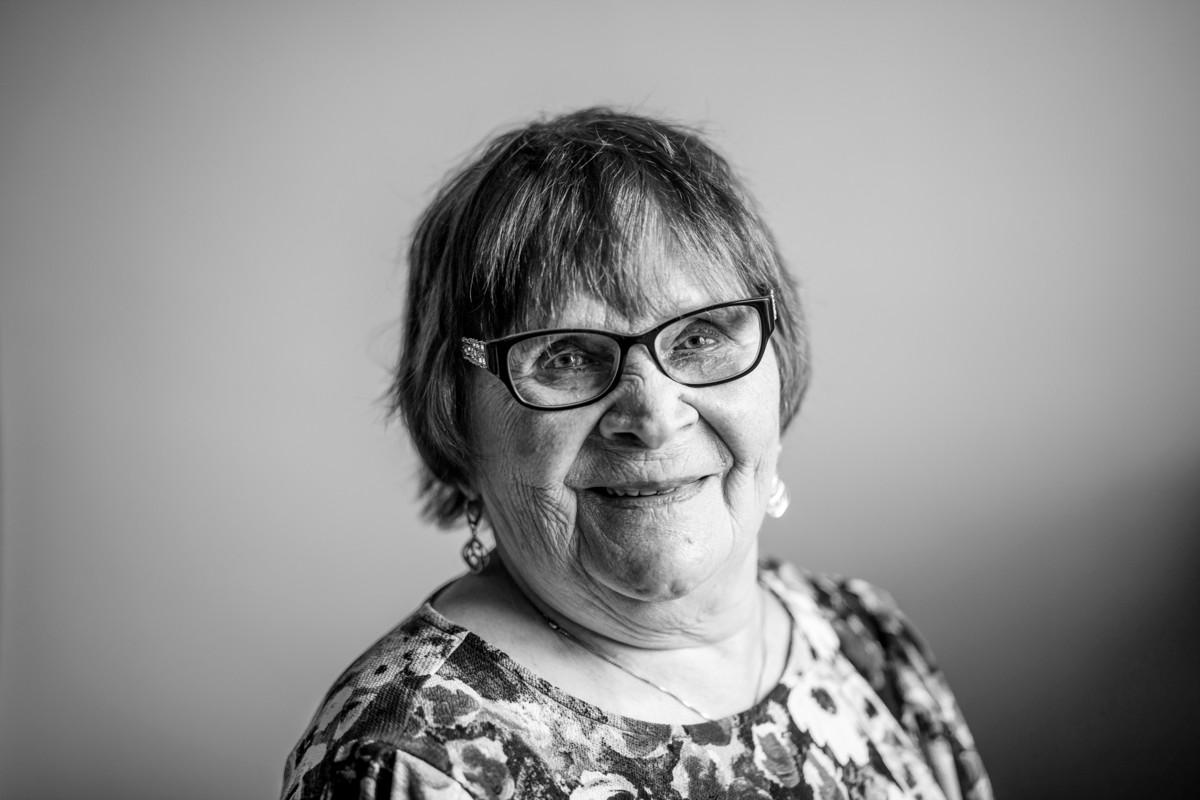 Aino Tukiainen kirjoittaa runoja ja kuuntelee Ville Valoa.