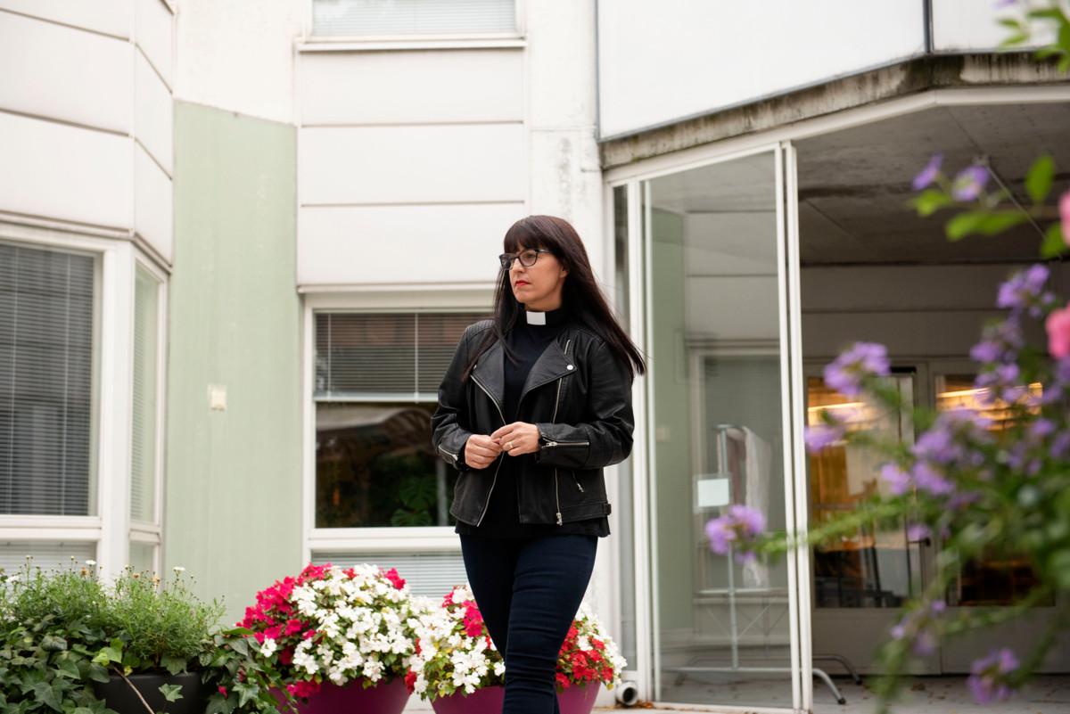 Maarit Nissinen toimii pappina sekä Terhokodissa että Suursuon sairaalassa, joka myös tarjoaa saattohoitoa.