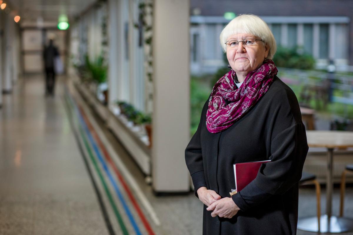 Merja Hållfast on Myllypuron seniorikeskuksen sairaalapappi. Seniorikeskus toimii tällä hetkellä väistötiloissa Herttoniemen sairaalassa.