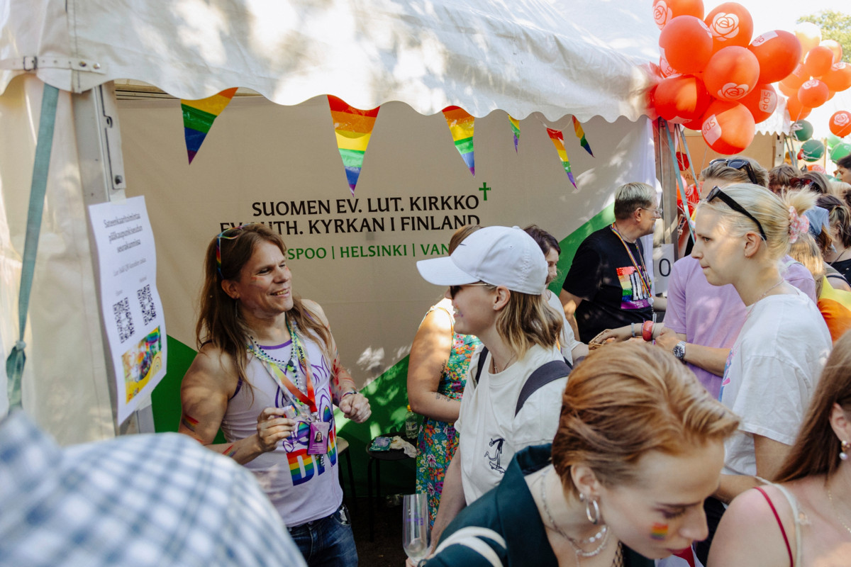 Kirkon teltta on keskustelua herättävä kohtaamispaikka Pride-hälinän keskellä. Kuva: Jalmari Salovirta/Kirkon materiaalipankki
