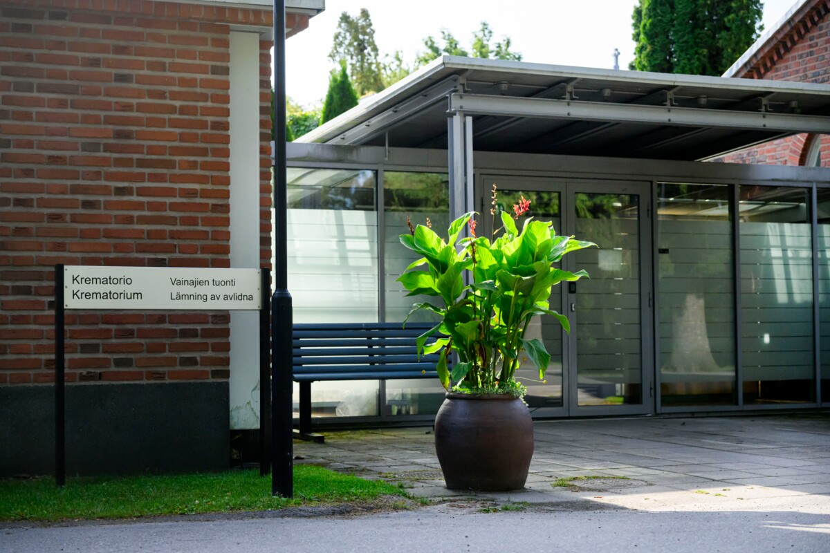 Vainajat tuodaan Malmin krematorioon tästä.
