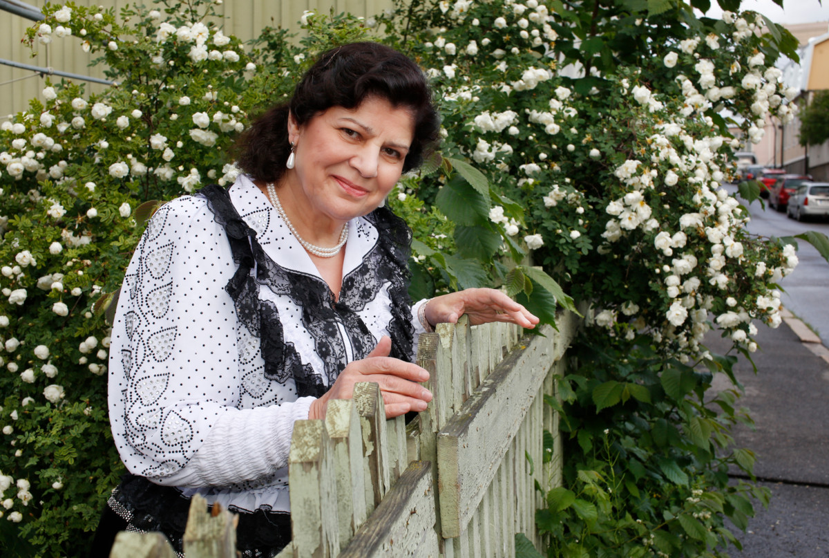 Perinteisten romanilaulujen kerääjä, laulaja Hilja Grönfors laulaa aina konserteissaan sekä suomen kielellä että romanikielellä.