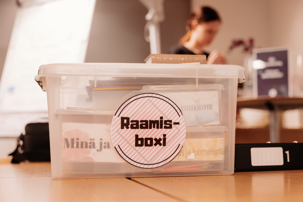 Leiriohjelmaan kuuluvat päivittäiset raamikset, eli isosten luotsaamat pienryhmäkokoontumiset, joissa tutustutaan Raamatun kertomuksiin eri teemojen kautta.