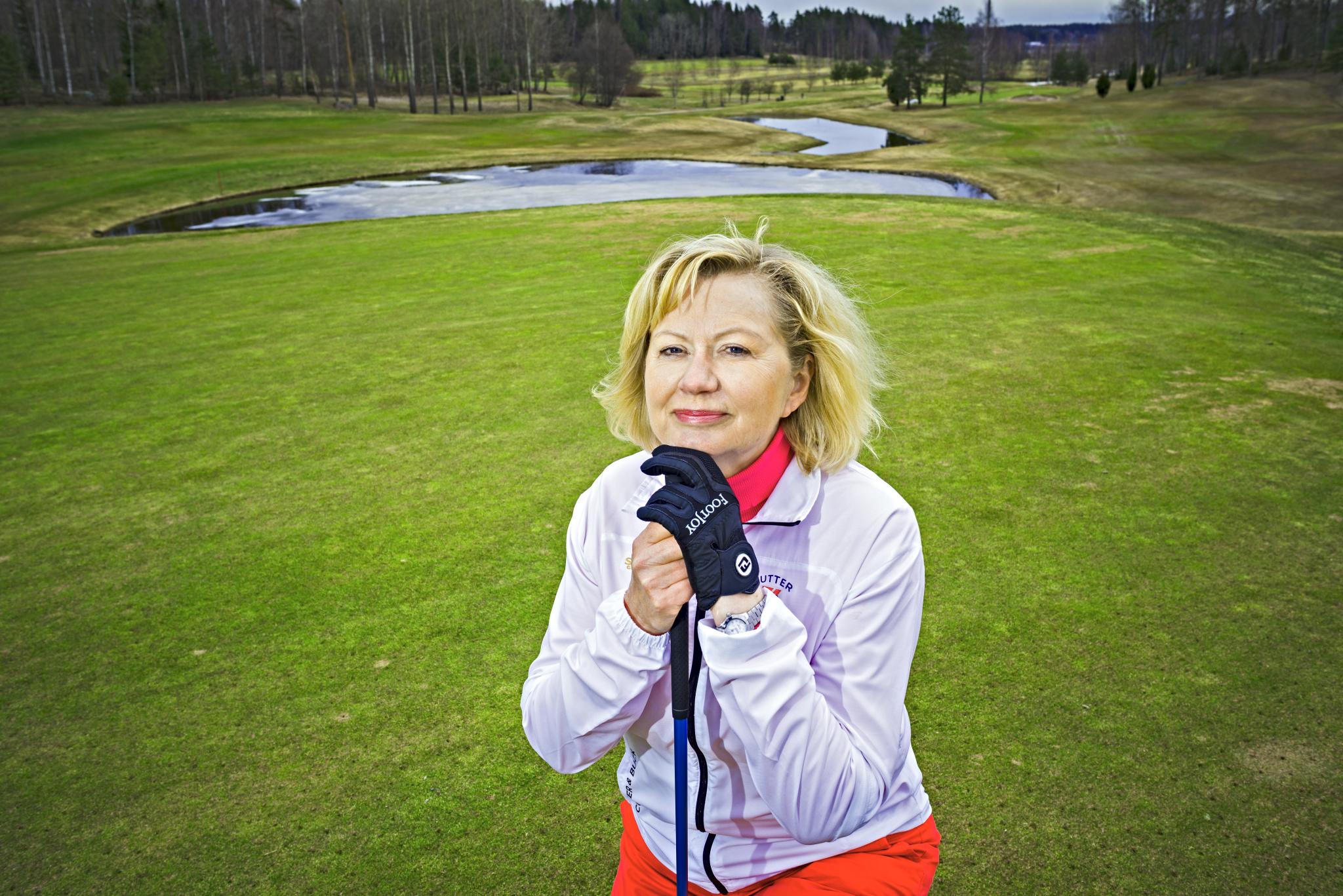 Ryhdy bisnesenkeliksi. ”Pienelläkin lahjoituksella saa paljon aikaan. Lahjoittamalla esimerkiksi 10 euroa kuukaudessa vuoden ajan, antaa ammatin neljälle naiselle”, kertoo Rauni Suhonen. Kuva Hans von Schantz
