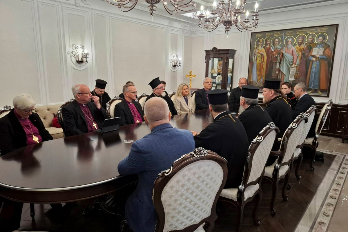 Pohjoismainen delegaatio, johon kuuluivat myös arkkipiispa Tapio Luoma ja ortodoksisen kirkon arkkipiispa Elia, vieraili syyskuussa Ukrainassa. Kuvassa ollaan metropoliitta Epifanin luona Kiovassa. 