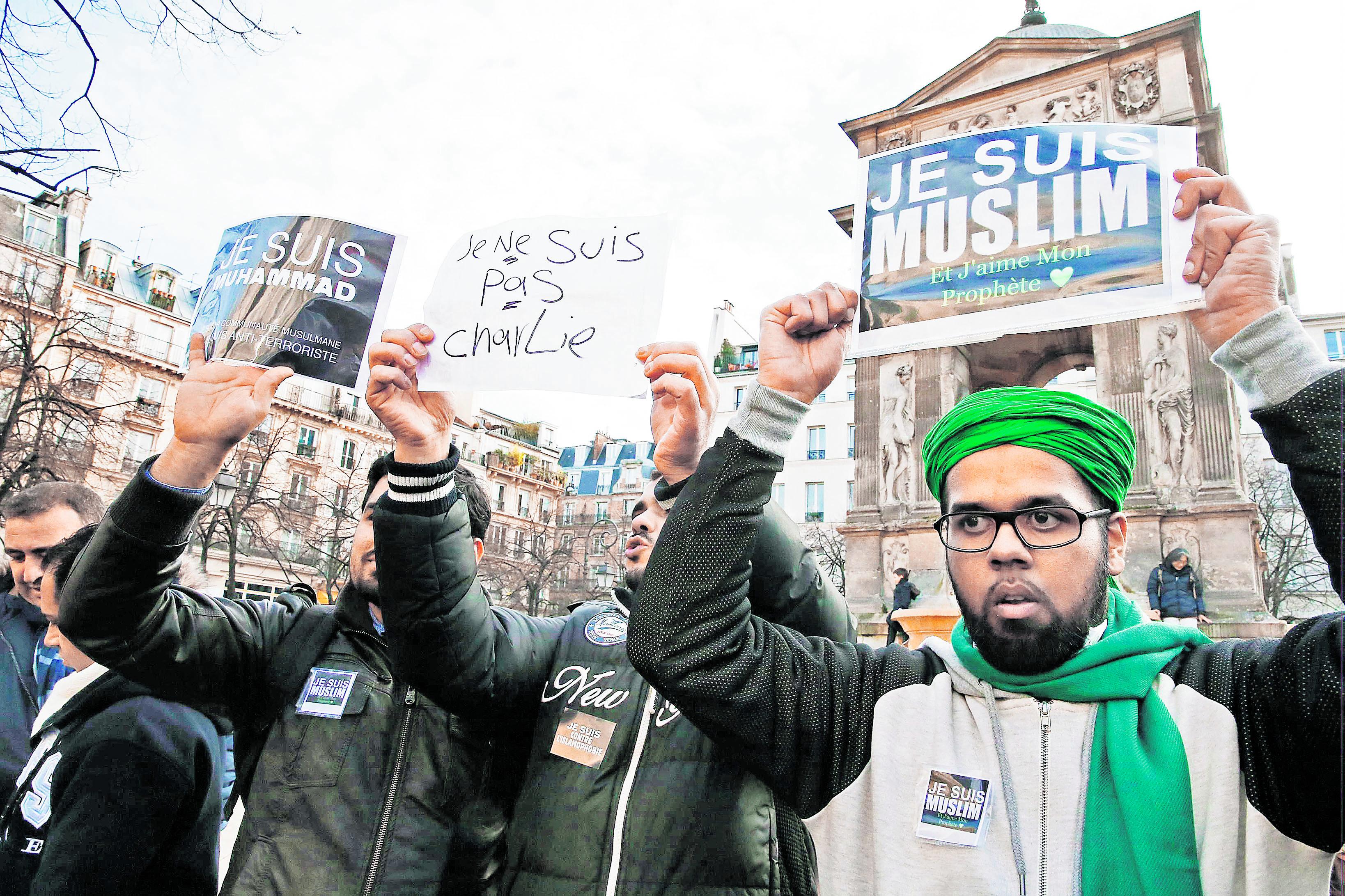 ”Minä olen Muhammad.” Tammikuussa sadat muslimit osoittivat mieltään terrorismia vastaan Pariisissa. Näiden mielenosoittajien kylteissä lukee: ”Minä olen muslimi. Kuulun muslimiyhteisöön ja olen terrorismia vastaan” ja ”Minä olen muslimi. Rakastan profeettaani.”