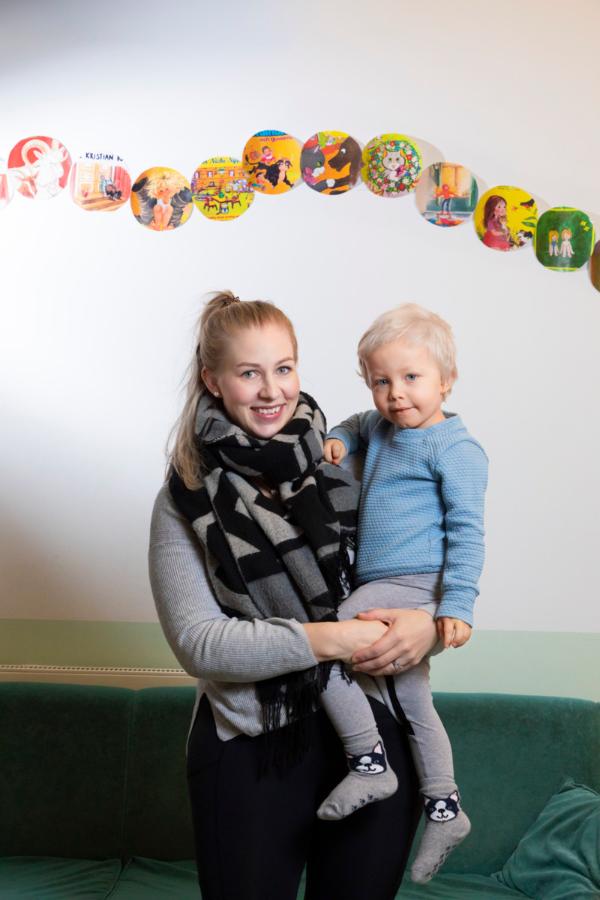 ”Tämä on ainoa ruotsinkielinen päiväkerho Vantaalla”, Axelin äiti Camilla Sipilä sanoo.