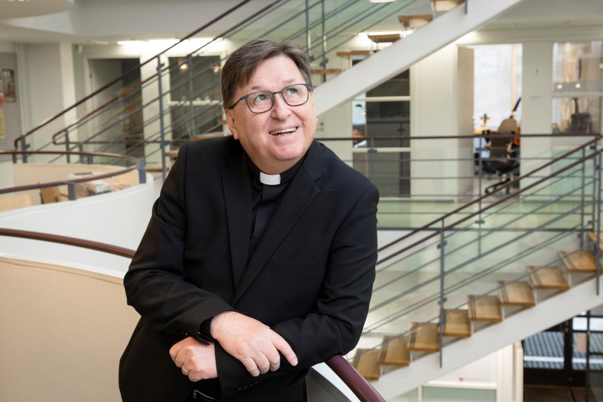 ”On varsin tavallista, että kaksikieliset perheet muuttuvat parissa sukupolvessa suomenkielisiksi”, sanoo kirkkoherra Martin Fagerudd.