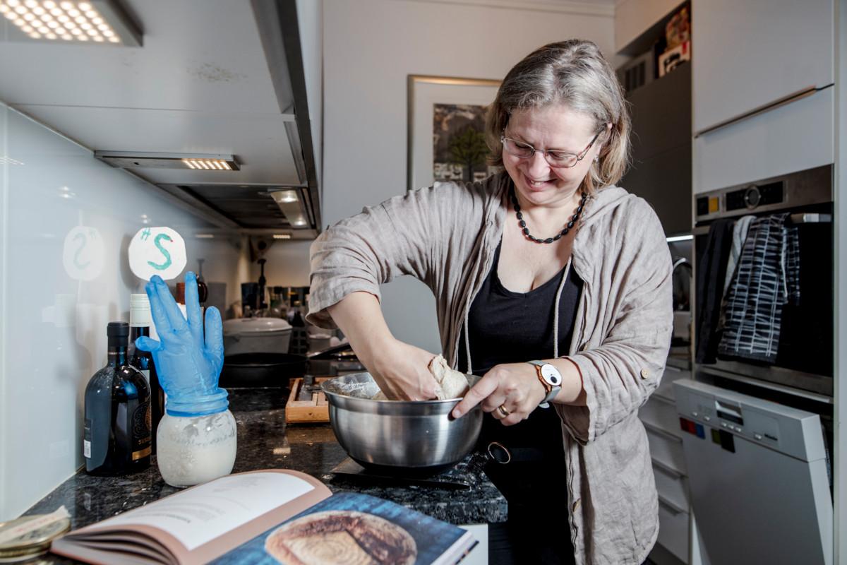 Hapanjuurileipomisessa Kati Pirttimaan apurina toimii kertakäyttöhansikas.