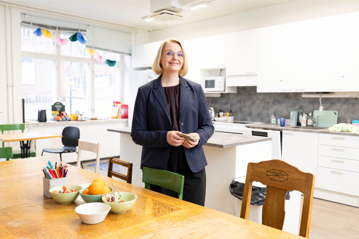 Elina Juntunen uskoo, että osallistavat yhteisöt ovat tulevaisuuden hyvinvointiyhteiskunnan tärkeä osa. Hänet valokuvattiin Diakonissalaitoksen nuorten olohuoneessa.