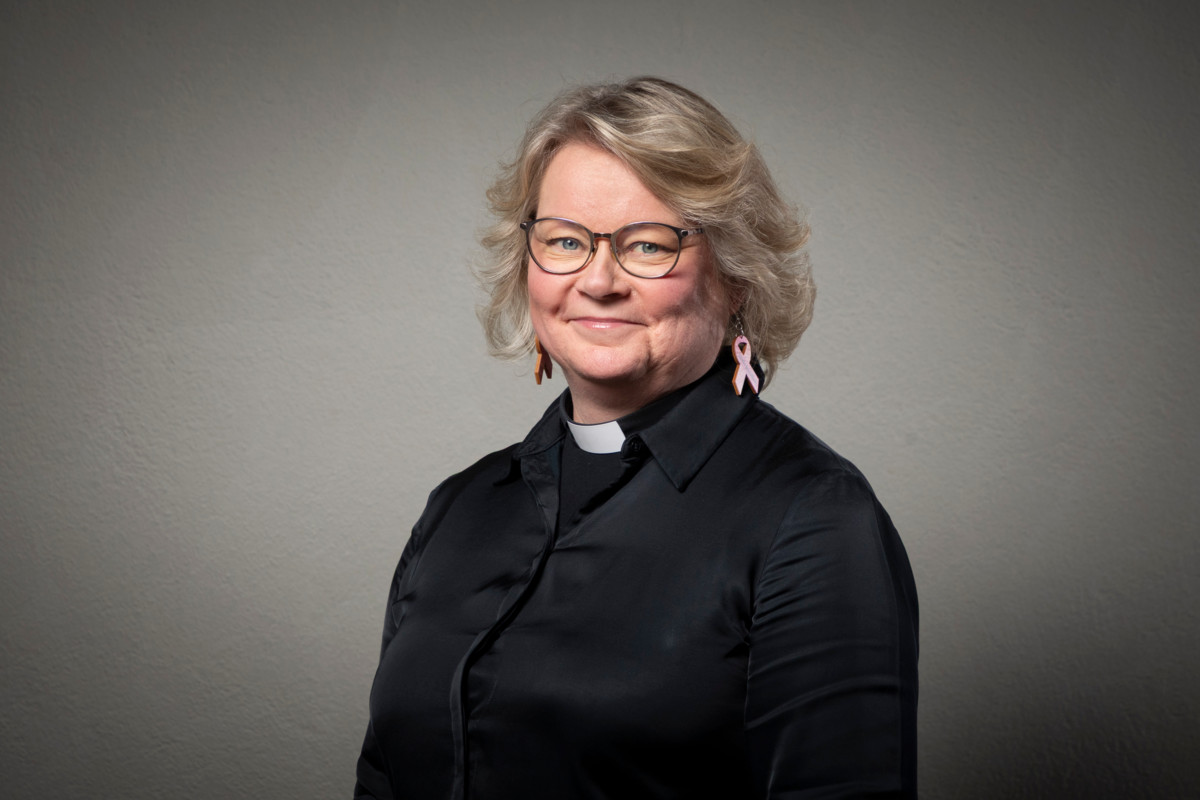 Mari Mattsson: Hei, olen Mari Mattsson, helsinkiläinen pappi ja kirkkoherra. Elämääni saan iloa kirkosta, kodista, kahvista, kulttuurista ja kohtaamisista eli minä olen, koska me olemme. Kuka sinä olet ja mistä iloitset juuri tänään? 