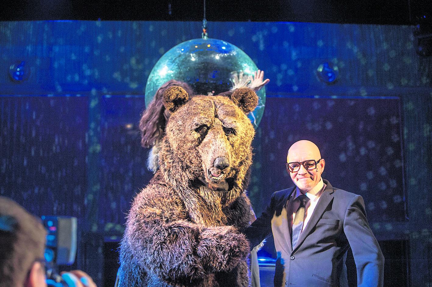 Karhun kainalossa. Ongelmat olivat vielä pieniä, kun Urho Kekkonen (Seppo Pääkkönen) takasi idänkaupan kasvun ja vakauden.