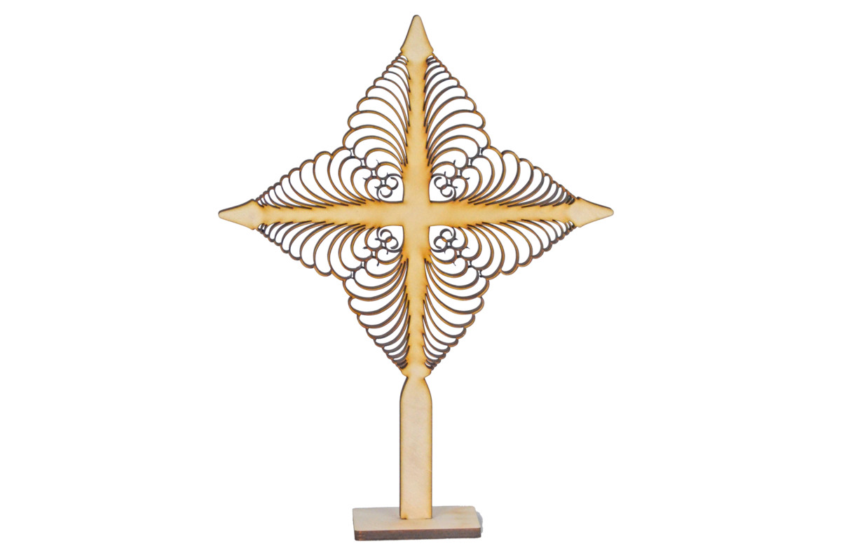 Uusi tuomaanristi leikataan koivuvanerista laserilla. Sen on suunnitellut muotoilija Hermanni Vuorisalo.