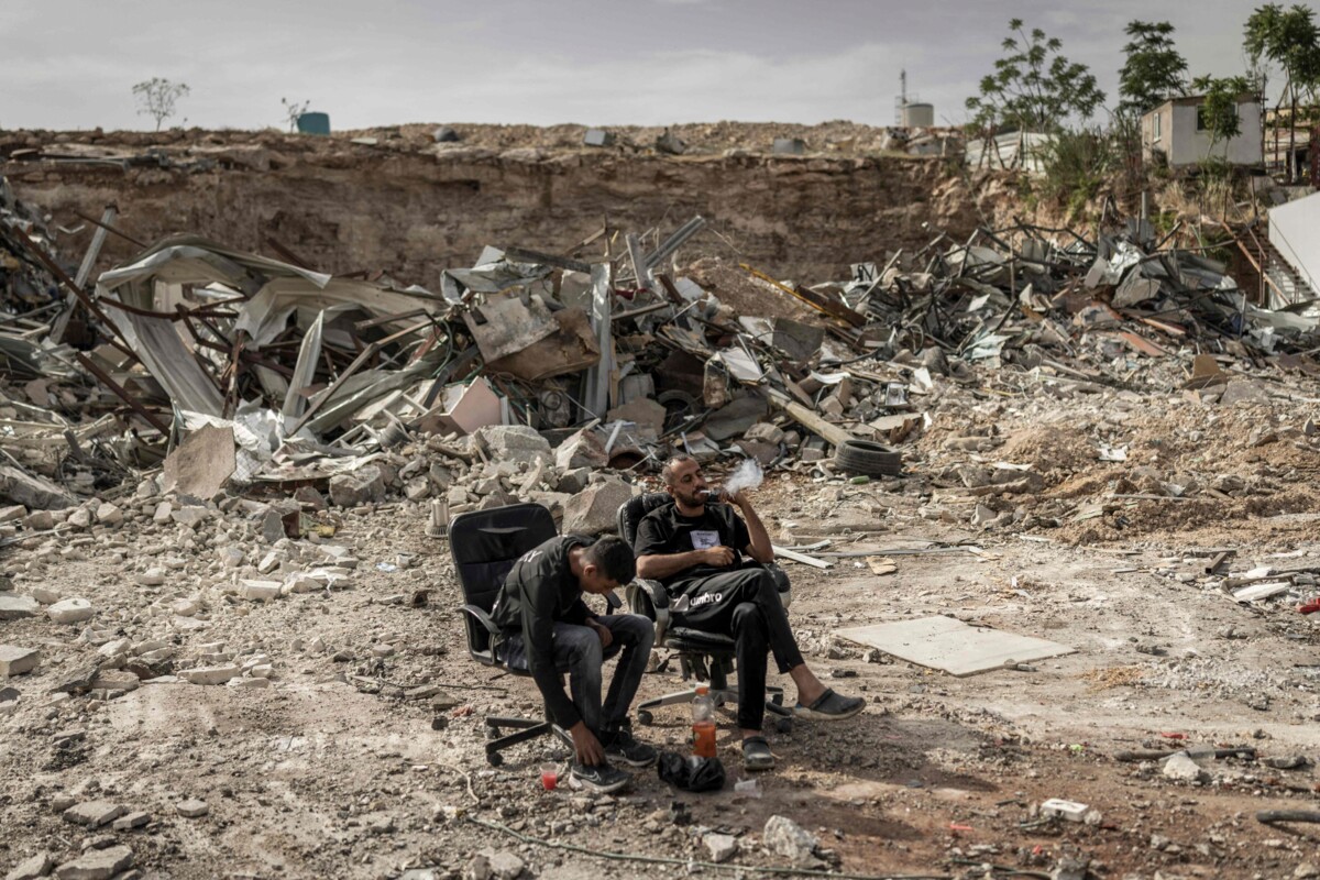 Palestiinalaisia työntekijöitä Israelin joukkojen tuhoamien kauppojen raunioilla Israelin miehittämässä al-Eizariyan kaupungissa Länsirannalla. Kuva on tämän vuoden toukokuulta. Kuva: John Wessels / AFP / Lehtikuva.