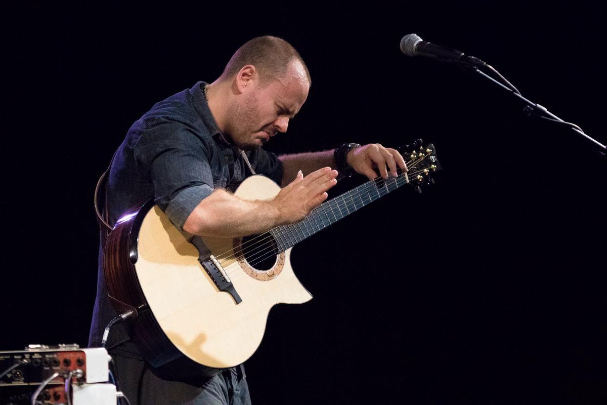 YouTubesta tähdeksi. Andy McKee soittaa kitaraa uudella erikoisella soittotyylillä. Kuva: Tero H. Savolainen