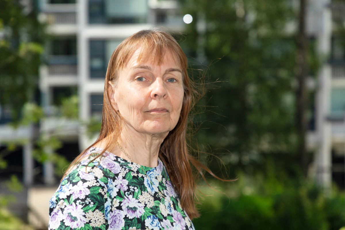 ”Kaupungin palvelut ovat vähentyneet, sen näkee tässä työssä selvästi. Moni vanha ihminen kaipaisi enemmän juttuseuraa”, Talvikki Yliruusi sanoo. Hän tapaa ArkiYstävä-toiminnan kautta saamaansa ystävää Astaa viikoittain. Silloin he juttelevat ja juovat teetä.
