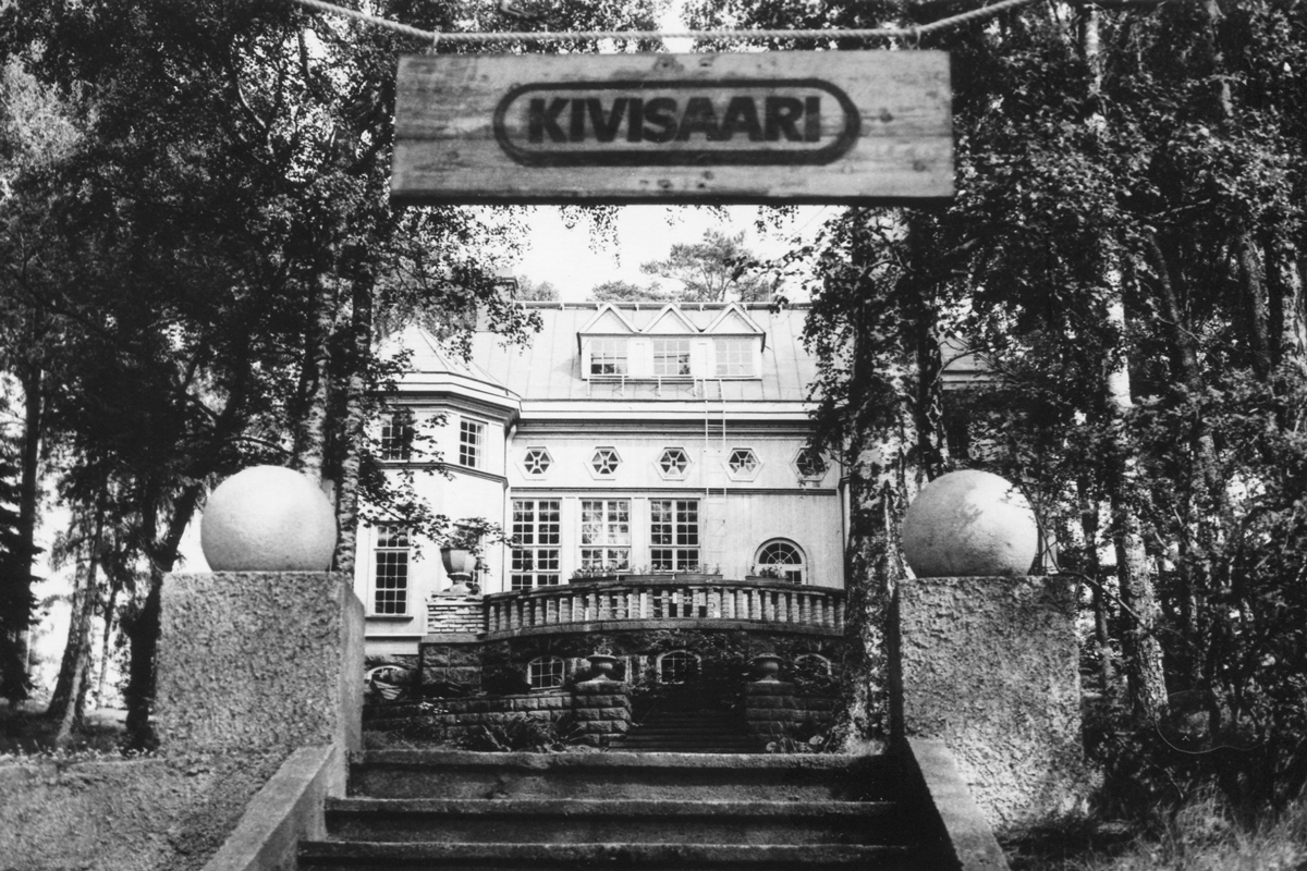 Kivisaaren päärakennus Merilinna tiettävästi 1970-luvulla. Kuva: Helsingin seurakuntien keskusarkisto