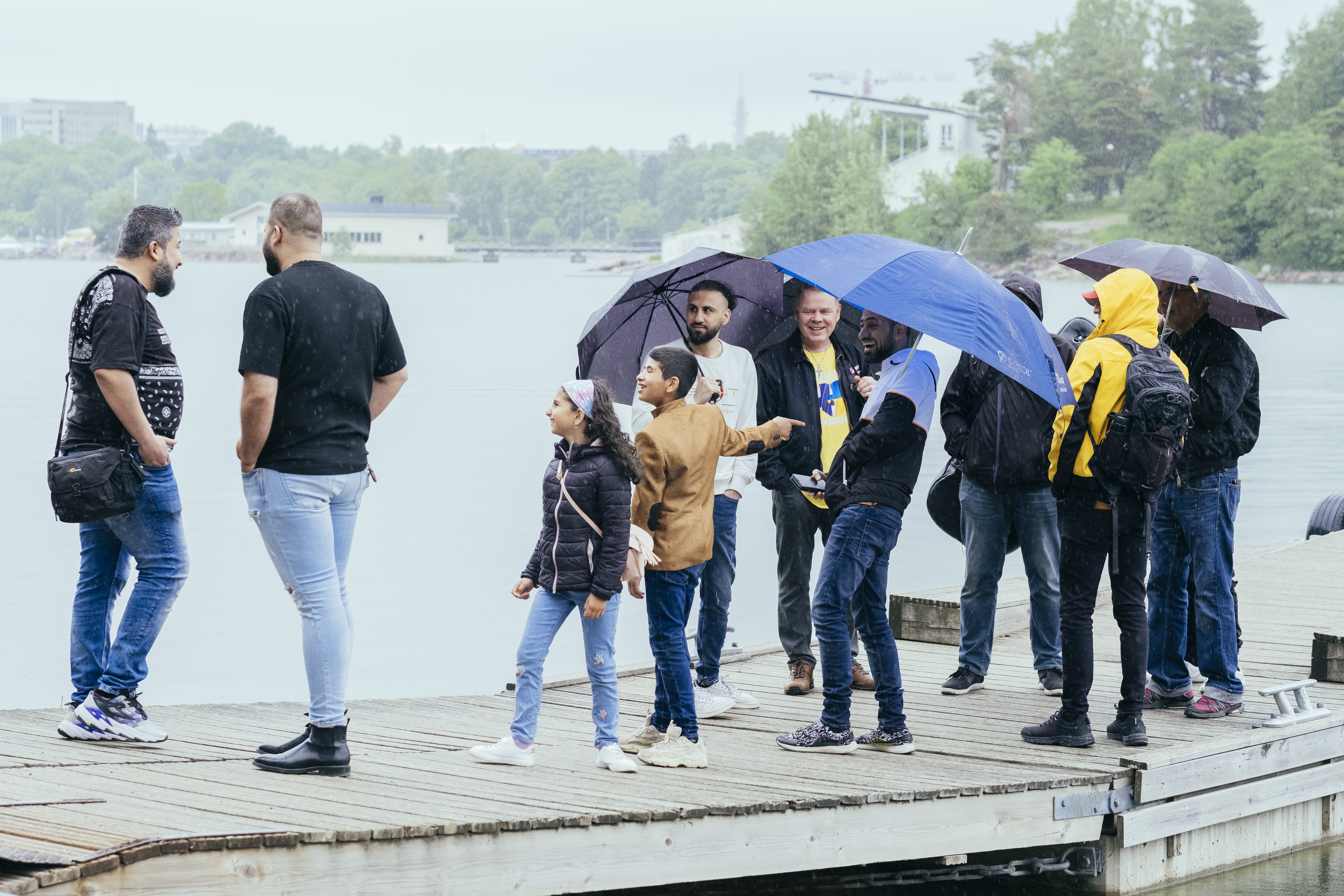 Arabikristittyjä odottamassa Mustasaaren lauttaa. Seurakuntayhteisö on heille tärkeä.