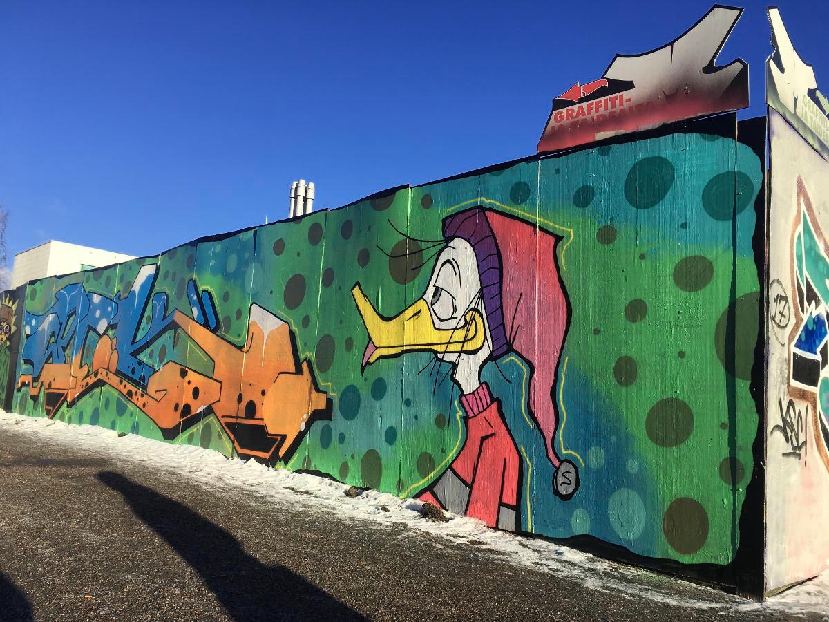 Vantaan taidemuseo Artsin ulkoseinää koristaa graffiti.