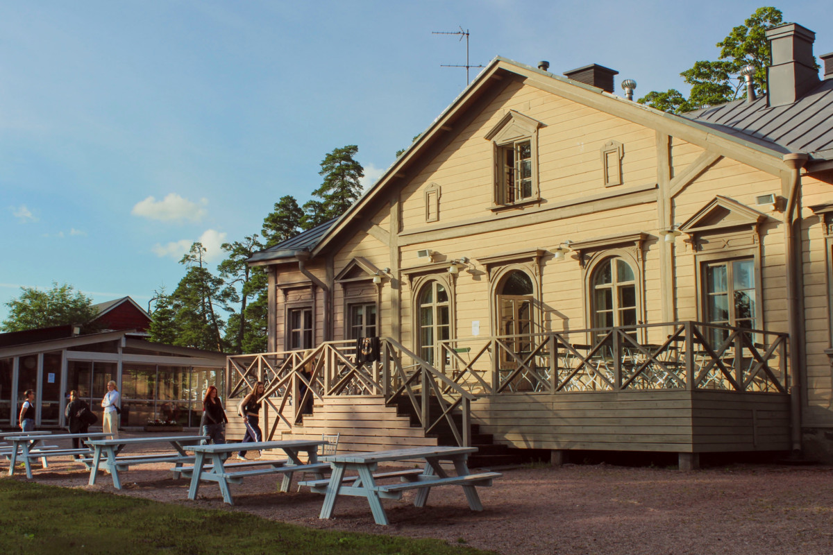 Mustasaari on ollut seurakuntien käytössä 1930-luvun alusta saakka. Sen historiallisessa päärakennuksessa palvelee kahvila, josta saa valtavia korvapuusteja. Kuva: Pinja Jalkanen