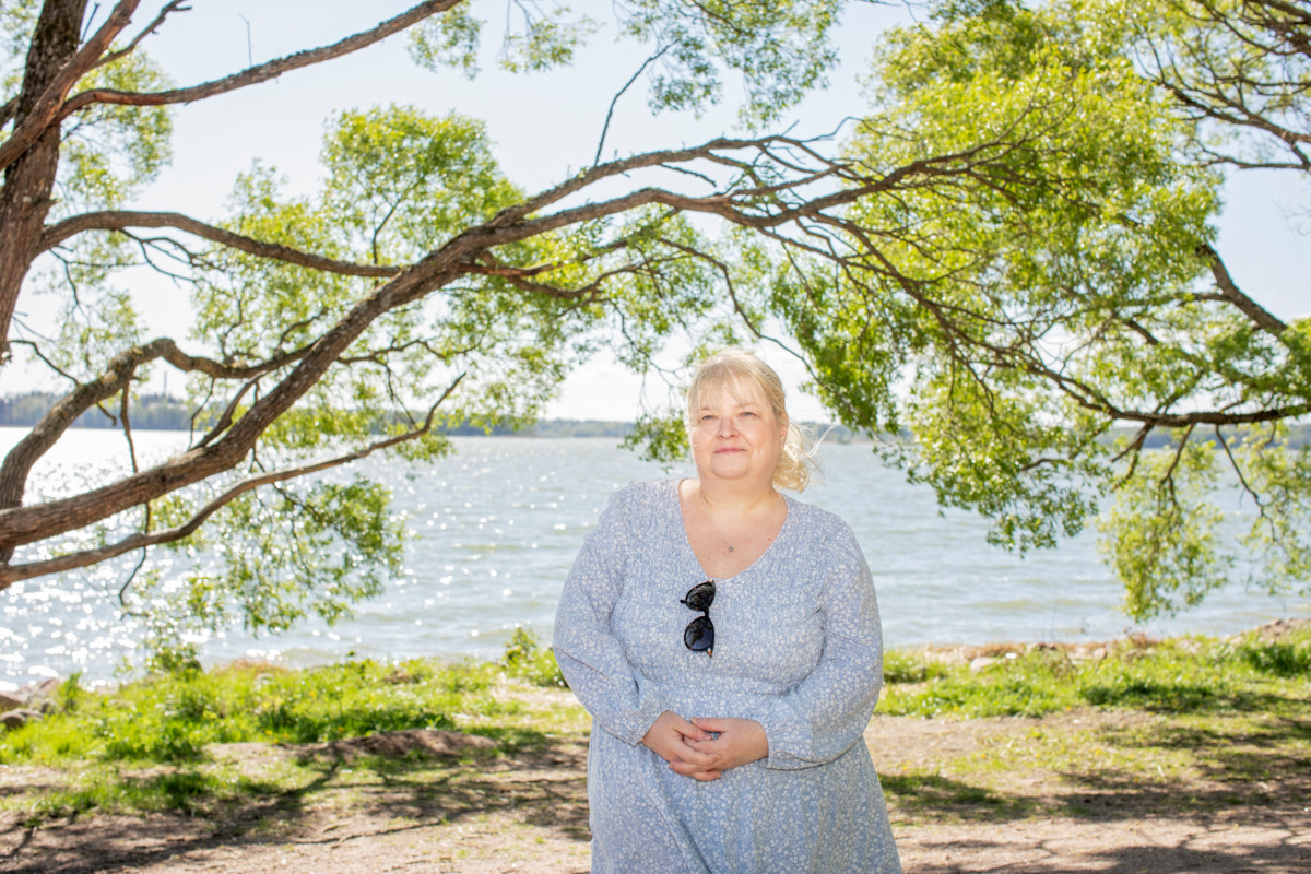 Rita Kärki on vuodattanut vuosien varrella monet murheensa kirkon diakonityöntekijälle. Ratkaisukeskeiseksi lyhytterapeutiksi valmistuttuaan hän esitti tälle, että Tampereelta lähtöisin oleva walk in -terapiaa järjestettäisiin myös Munkkiniemessä.