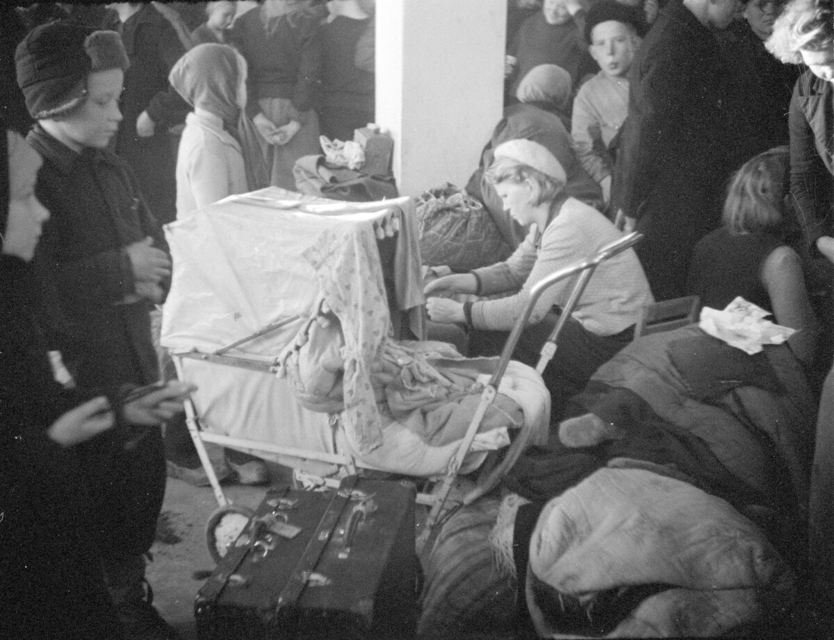 Loppusyksystä 1943 suomalaiset komensivat Kloogan leirillä muonituslottia vastaamaan inkeriläisten ruokahuollosta. Pahimpana aikana oli jaossa ainoastaan vettä ja ruisjauhoa. Suomesta saapuneet 5 000 kiloa kauraryyniä helpottivat tilannetta. Jos suomalaisten leirillä oli ahtaan asunto-olot ja pulaa ruoasta, vielä pahempi oli tilanne juutalaisvangeilla työ- ja keskitysleirillä. Kuva: Sotilasvirkailija Eino Itänen / SA-kuva