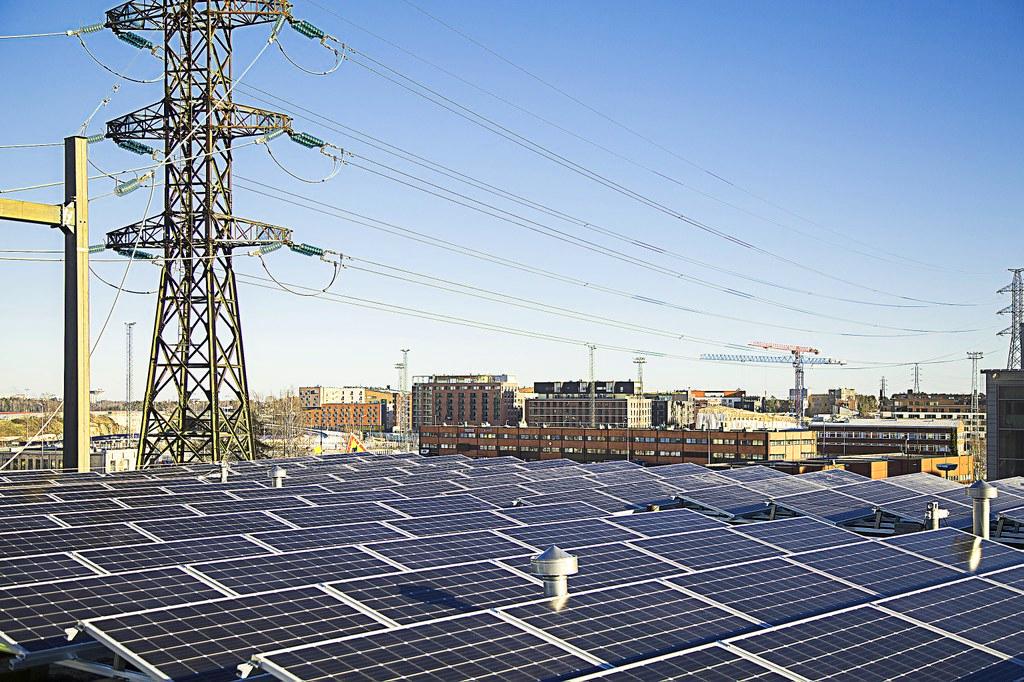 Aurinkovoimala ja sähkönsiirtoverkkoa. Paneelien asennustyö kesti kaksi kuukautta. 