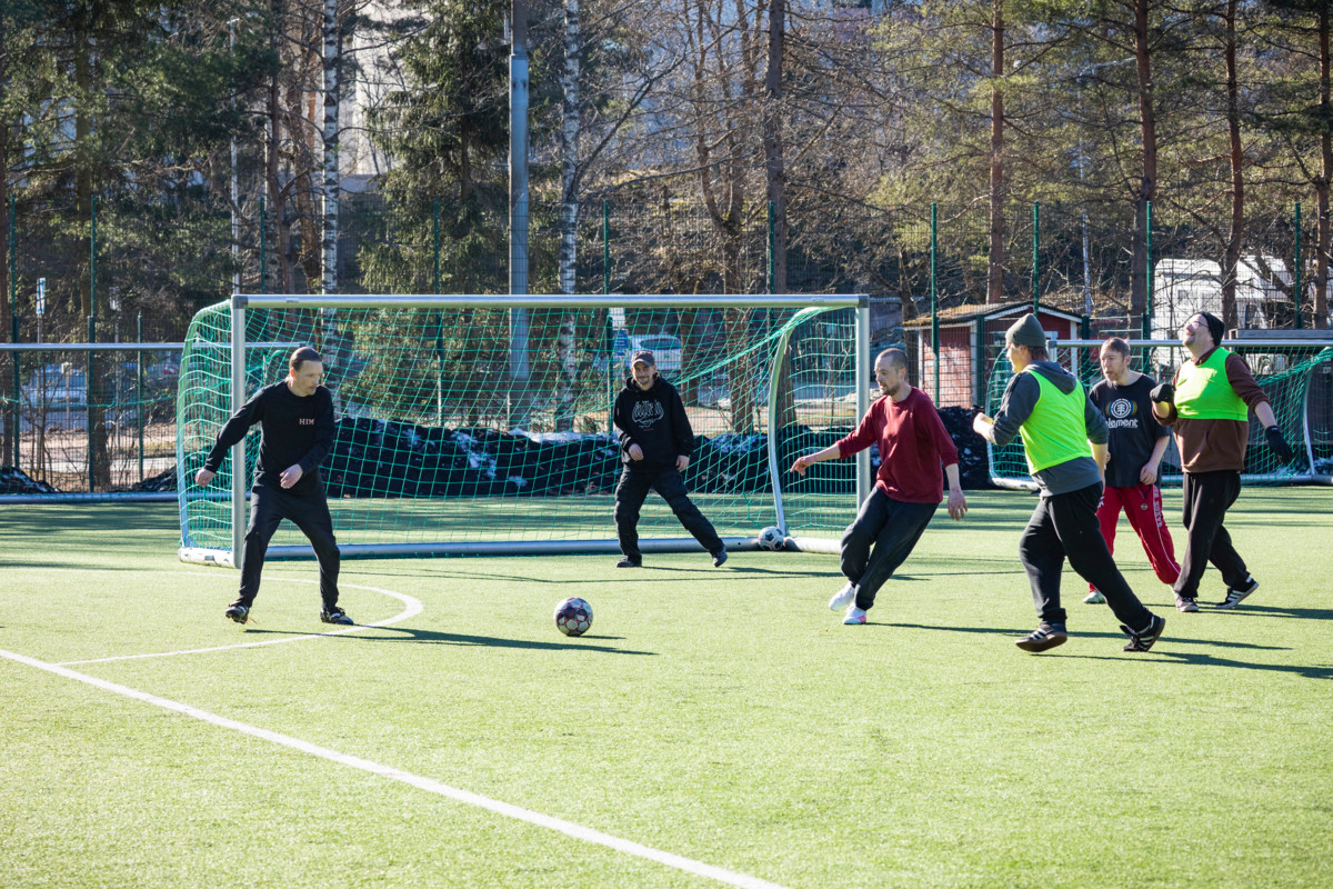Kaikilla joukkueen pelaajilla on taustalla päihderiippuvuus. Ideana on pelata tosissaan, muttei vakavasti.