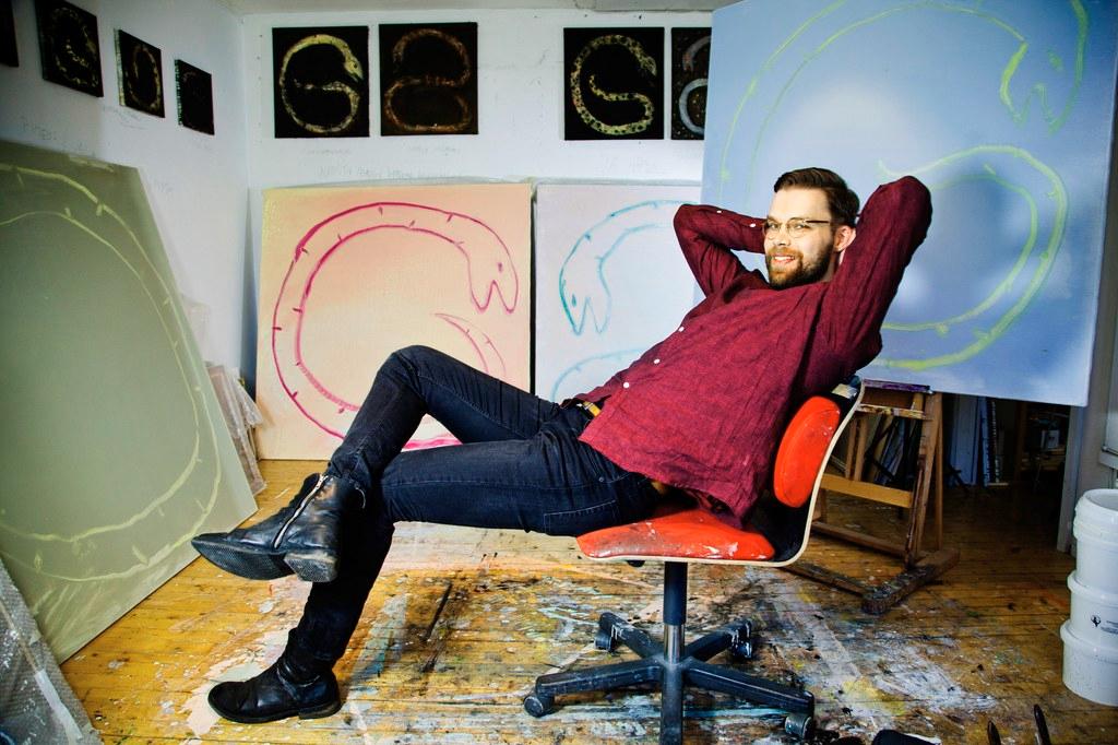Valmista jälkeä. Aki Turusella on työhuoneellaan käärmetauluja moneen lähtöön. Kuva Sirpa Päivinen