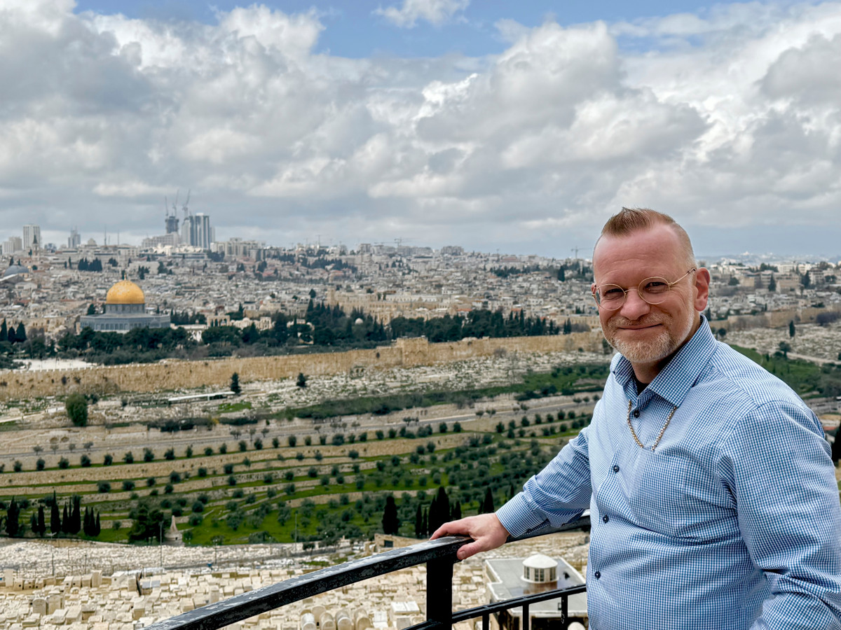 Dokumenttisarja Ristinmies ja minä – Jeesus Nasaretilaisen tarina on kuvattu Jeesuksen asuinseuduilla Israelissa ja palestiinalaisalueilla. Käsikirjoittaja ja kertoja on Kuopion piispa Jari Jolkkonen. 