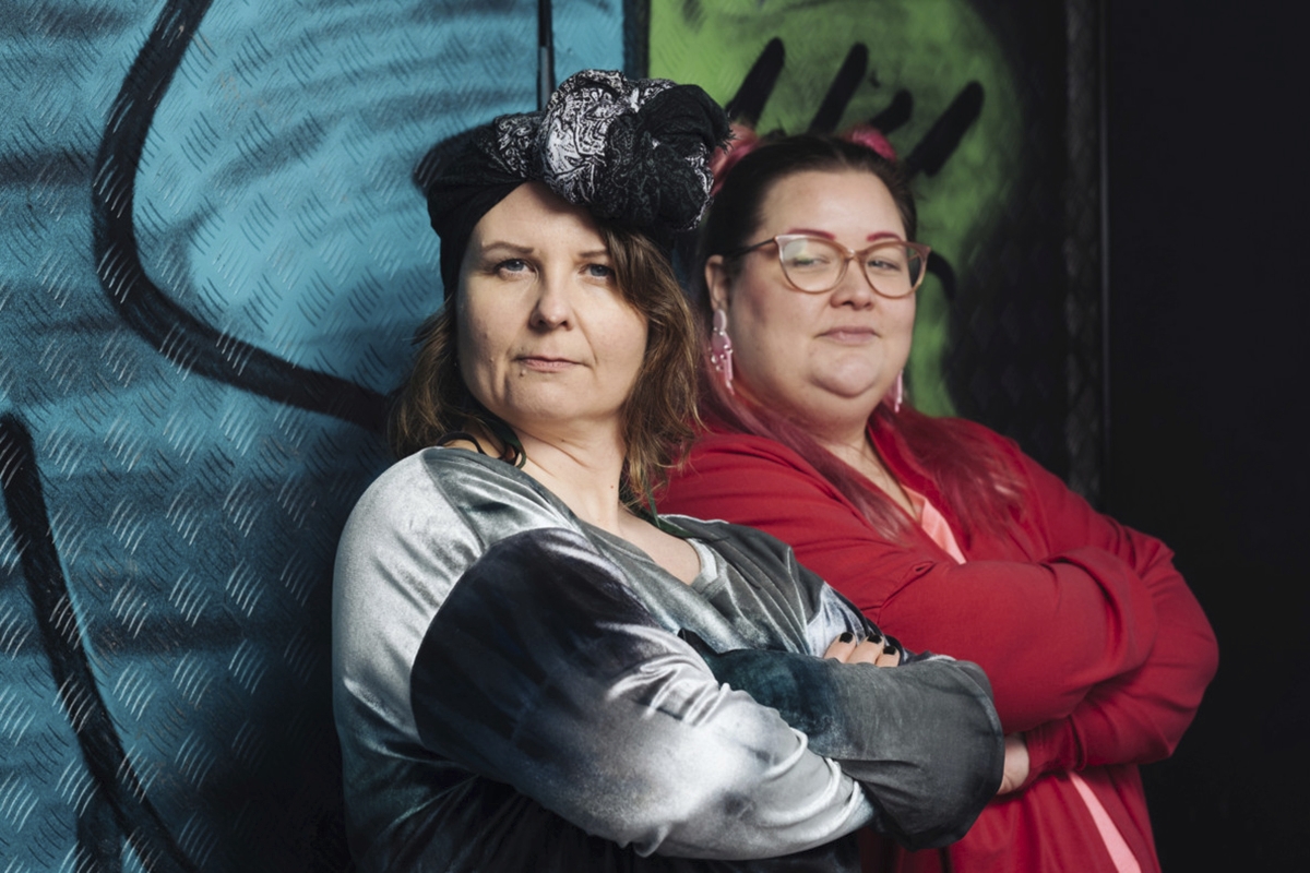 – Niitä paikkoja, joissa voisi kertoa, millaista elämä oikeasti on, löytyy edelleen liian vähän. Yritämme luoda tilaa keskeneräisyydelle, sanoo Mirva Keski-Vähälä (vas.) vierellään Tinna Pehkonen.