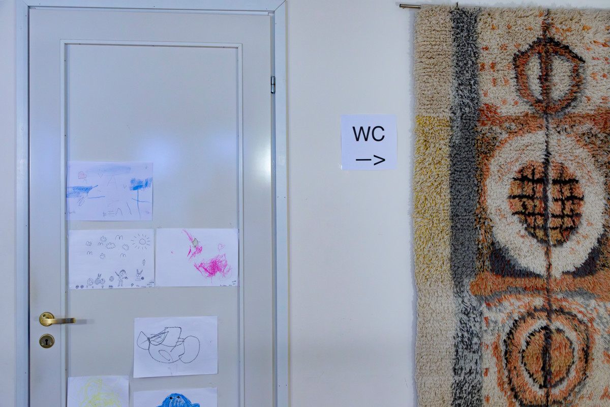 Kotona vessa on pari vuotta sitten viitoitettu, mutta enää ei opasteistakaan ole puolisolle apua. 