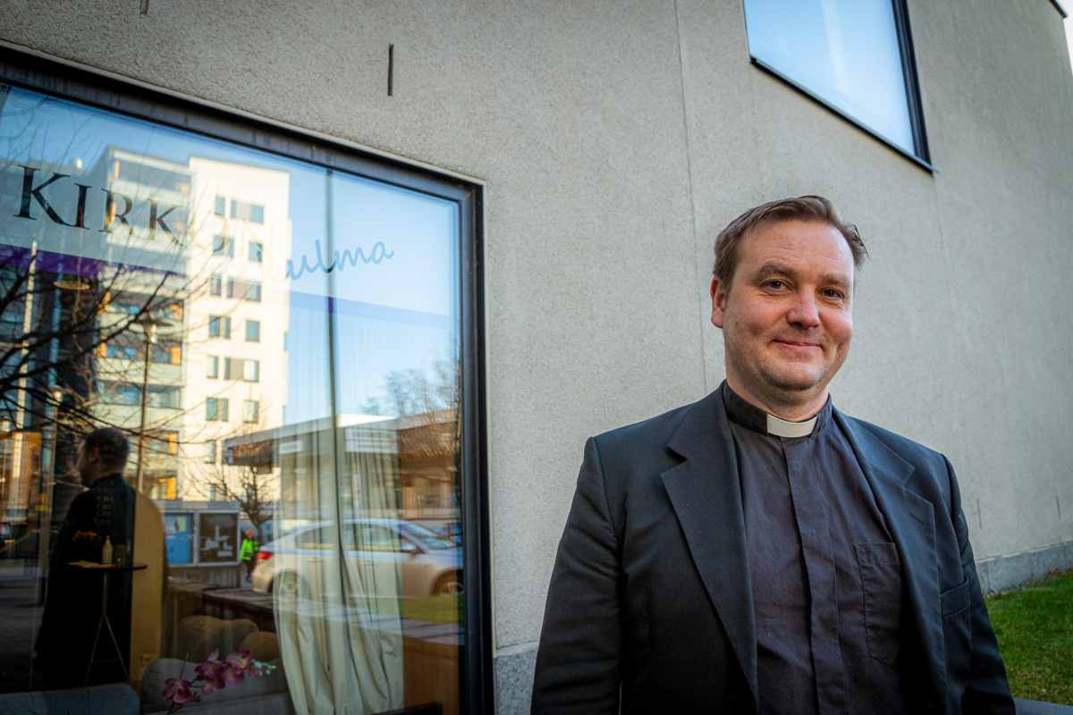 Korson kirkkoherra ja Vantaan keskusvaalilautakunnan puheenjohtaja Tuomas Antola uskoo, että kirkko edustaa monelle pysyvyyttä kun maailmantilanne tuntuu sekavalta.