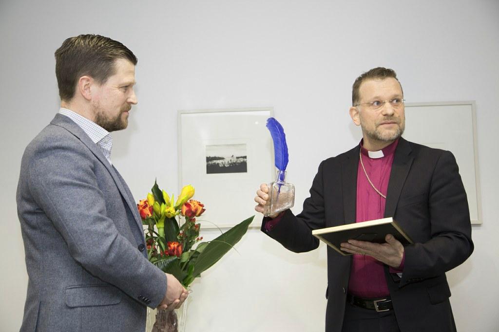 Kuopion piispa Jari Jolkkonen ojentaa Klaus Härölle Luterilaisen kulttuurin säätiön tunnustuspalkinnon. Kuva: Katri Saarela
