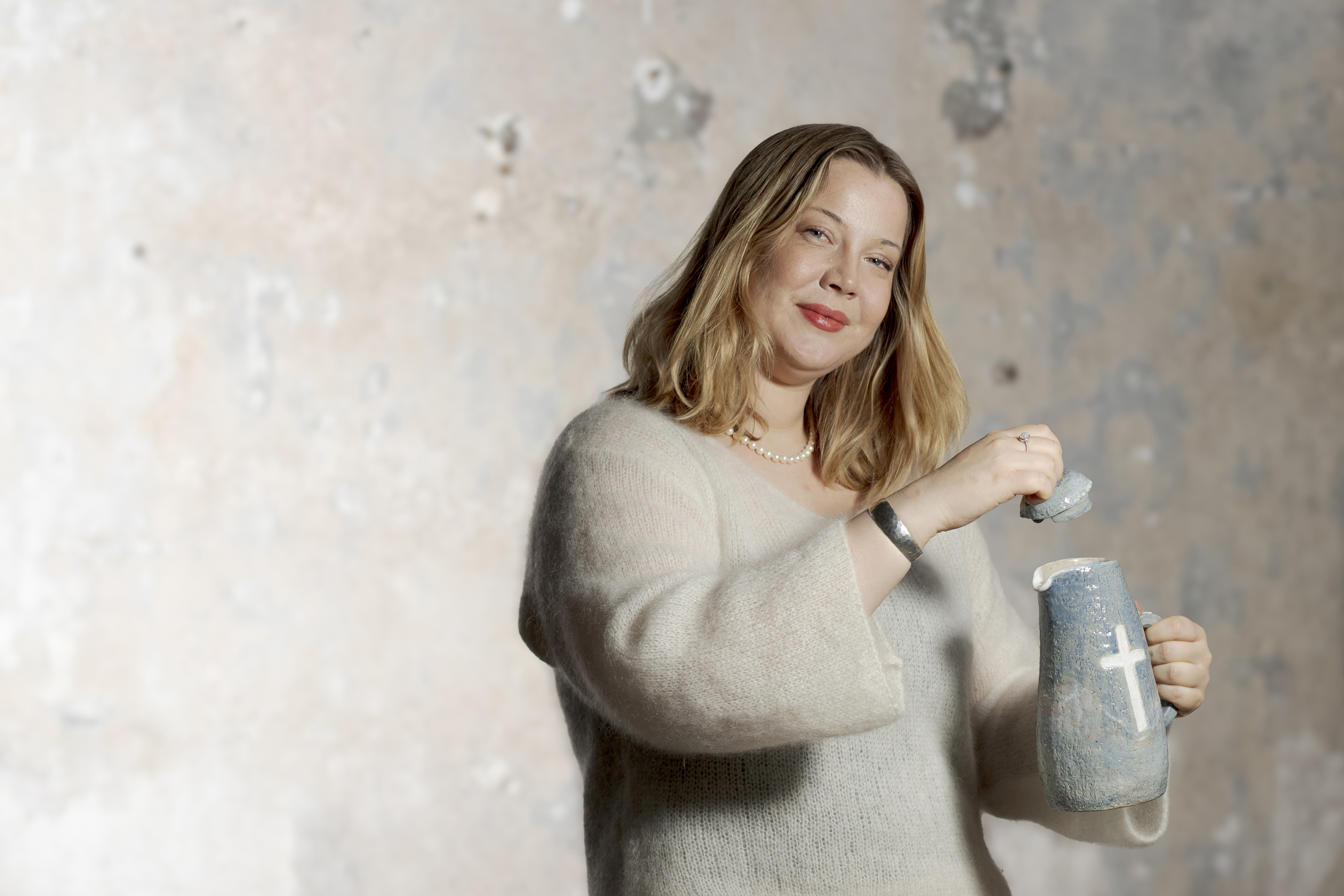 Rauha Aaltonen nauttii saven muovaamisesta ja maalaamisesta ja siitä, että voi auttaa muita toteuttamaan keramiikkaunelmiaan.