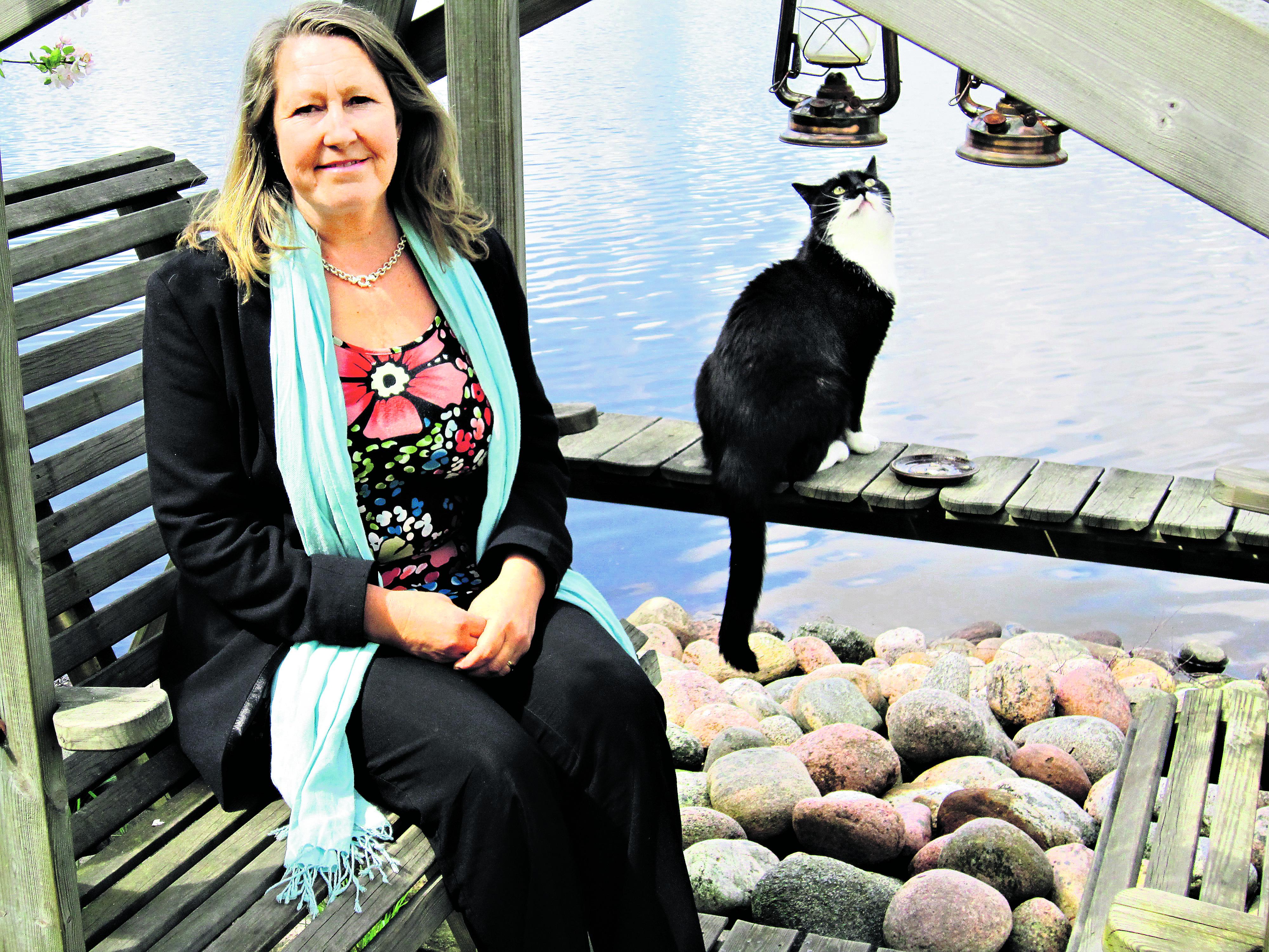 Tilaa ajatella. Rauhoittava ympäristö järvenrannalla auttaa ihmistä kuuntelemaan itseään, uskoo Ystävyyden Majatalon emäntä Raili Nylund.