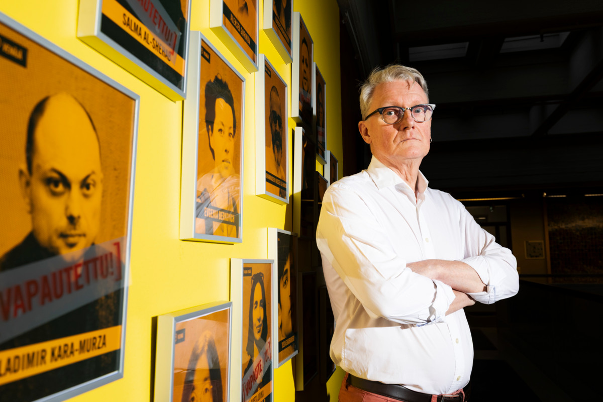 Amnesty International tekee sitkeästi työtä auttaakseen mielipiteidensä vuoksi vangittuja ihmisiä eri puolilla maailmaa. Kuvat Suomen osaston toiminnanjohtajan Frank Johanssonin takana ovat henkilöitä, joita Amnesty vaatii vapautettavaksi. Esimerkiksi Venäläinen oppositiopoliitikko Vladimir Kara-Murza vapautettiin elokuussa 2024 kahden vuoden vankeuden jälkeen.