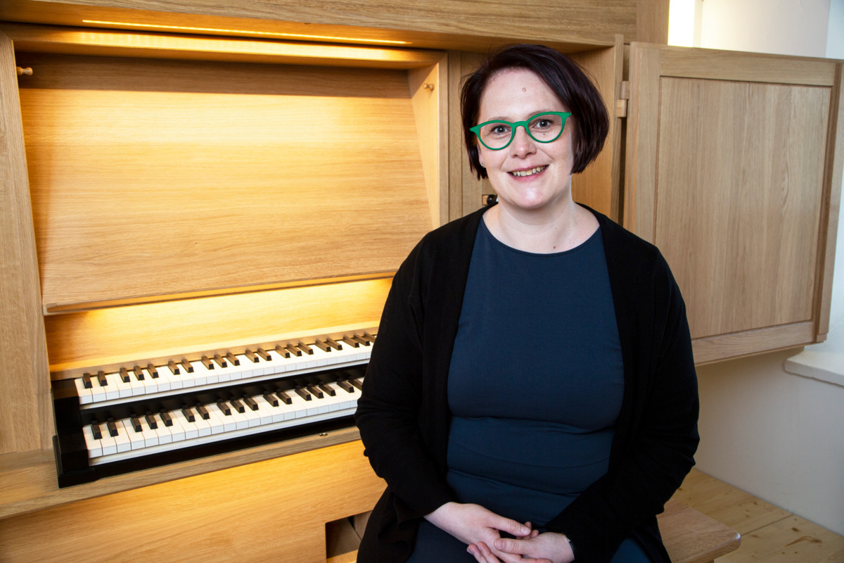 ”Kannustan kaikkia mahdollisuuksien mukaan kirkkoihin seuraamaan matkaa pääsiäiseen, vaikka juuri musiikkia kokien”, sanoo kirkkomuusikko ja kouluttaja Anna Pulli-Huomo. Kuva: Katri Ketola