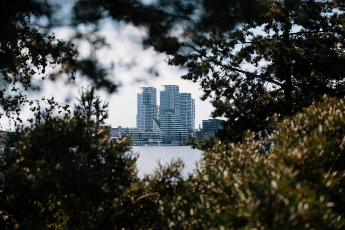 Leposaaren hautausmaa on omassa rauhassaan hieman sivussa, mutta lähellä kaupungin humua. Sieltä avautuu näkymä Kalasatamaan.